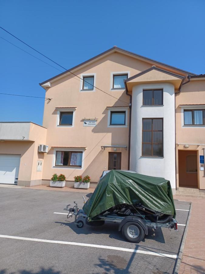 Apartman Alen Podhum Exteriör bild